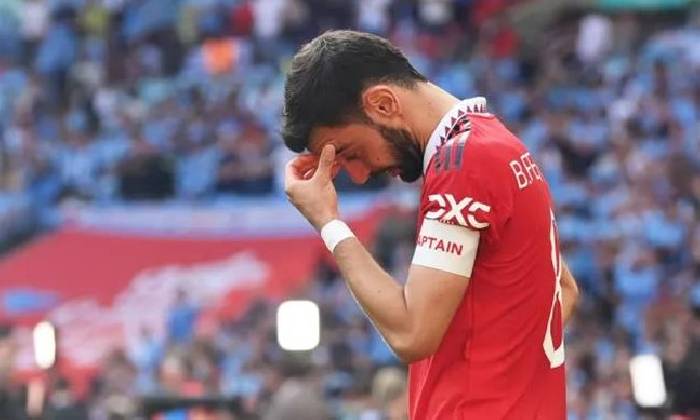 'Bruno kh&ocirc;ng xứng đ&aacute;ng! M.U đang c&oacute; 1 người l&agrave;m đội trưởng tốt hơn'