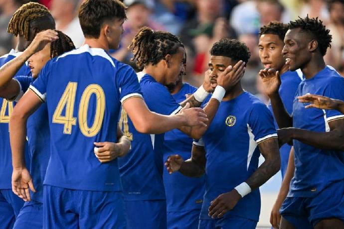 Chelsea được khuy&ecirc;n n&ecirc;n mua thủ m&ocirc;n chơi ch&acirc;n h&agrave;ng đầu EPL