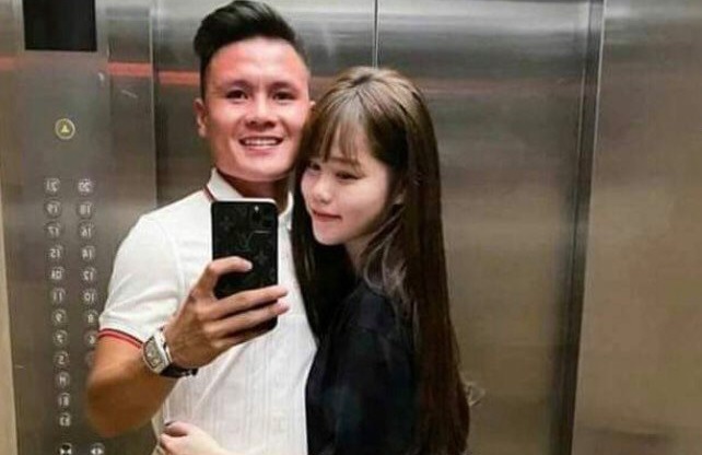 Quang Hải tặng bạn g&aacute;i một đ&ocirc;i d&eacute;p l&ecirc;