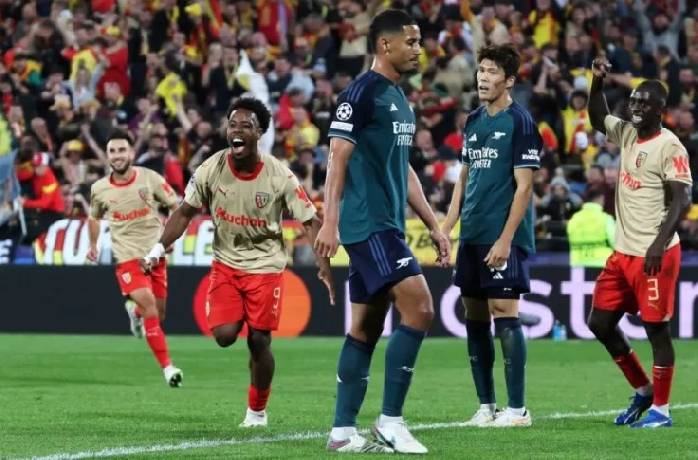 'B&aacute;o thủ Arsenal! Quả đ&oacute; cậu ta định ph&ograve;ng ngự bằng niềm tin &agrave;?'