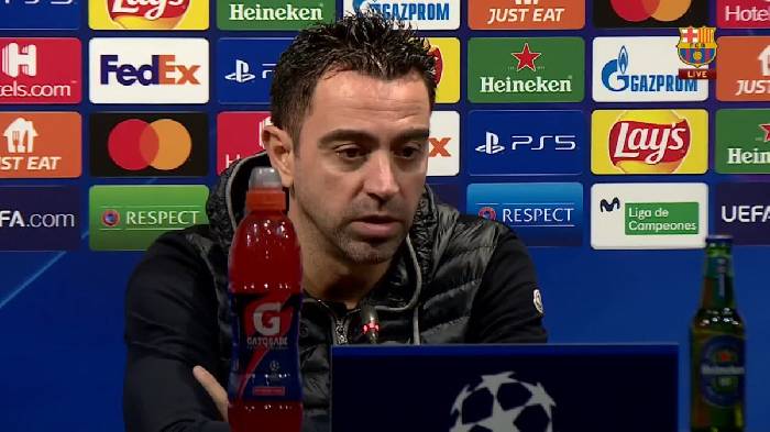 Xavi: 'Qu&yacute; vị l&agrave;m ơn đừng so s&aacute;nh cậu ấy với Messi nữa'