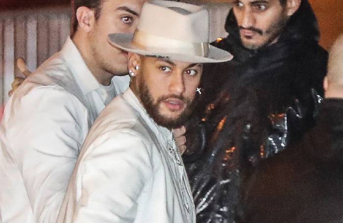 Chấn thương nặng nhưng Neymar vẫn kh&ocirc;ng chịu bỏ đam m&ecirc; tiệc t&ugrave;ng