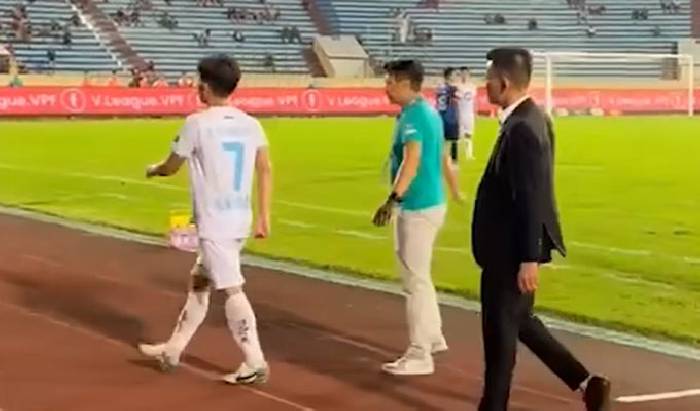 Hồng Duy th&aacute;i độ với HLV khi bị thay sớm