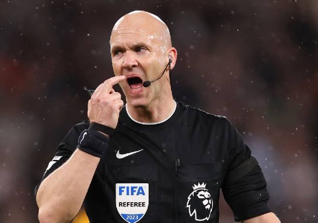 Trọng t&agrave;i Premier League bị phạt, đẩy xuống l&agrave;m việc ở Championship l&agrave;m gương