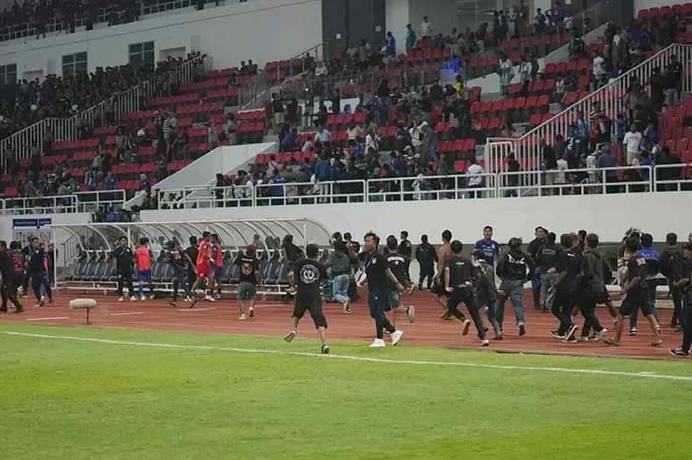 Bạo loạn lại xuất hiện ở s&acirc;n cỏ Indonesia