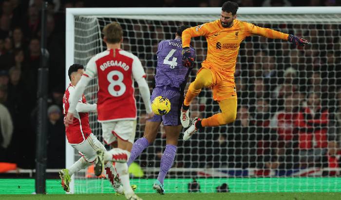 Alisson mắc sai lầm tai hại, Liverpool gục ng&atilde; trước Arsenal