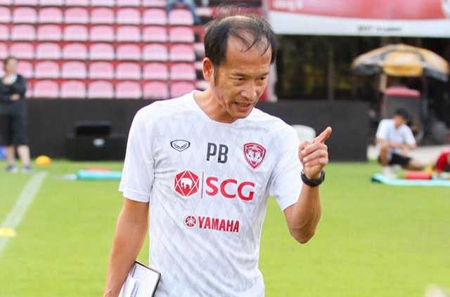 Thực hư đội b&oacute;ng của Văn L&acirc;m mời HLV Kiatisak ngồi 'ghế n&oacute;ng'