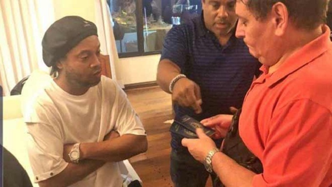 Ronaldinho bị cảnh s&aacute;t bắt tại Paraguay