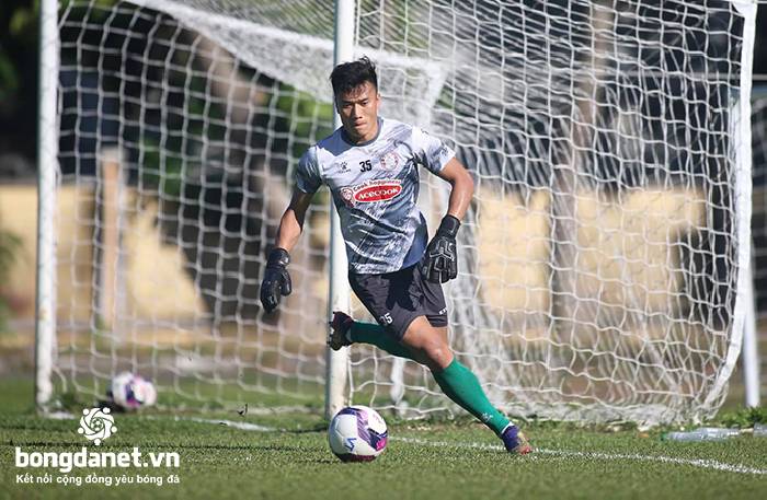 B&ugrave;i Tiến Dũng g&oacute;p c&ocirc;ng v&agrave;o chiến thắng của TP.HCM trước CLB hạng Nhất