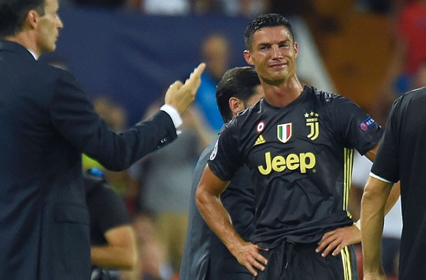 Top 10 cầu thủ thu nhập cao nhất 2018/19: Messi lại cho Ronaldo 'h&iacute;t kh&oacute;i'