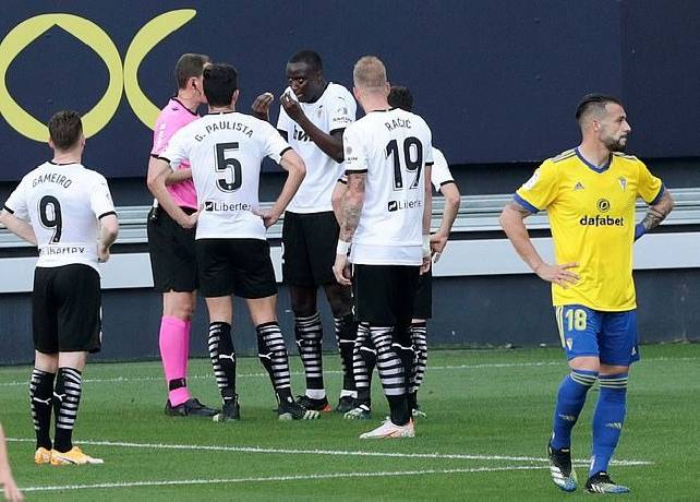 Vụ cầu thủ Valencia đồng loạt bỏ thi đấu, trọng t&agrave;i ch&iacute;nh l&ecirc;n tiếng