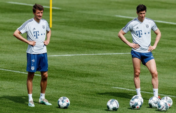 Bundesliga lao đao v&igrave; c&oacute; th&ecirc;m 13 cầu thủ nhiễm bệnh