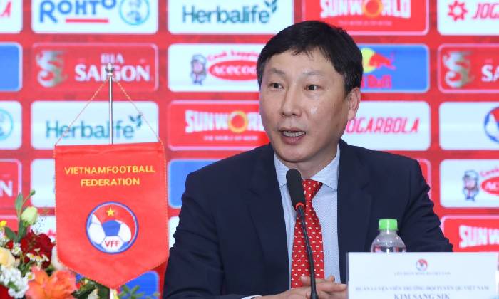 HLV Kim Sang Sik: &lsquo;T&ocirc;i muốn ra mắt tưng bừng hơn HLV Park Hang Seo&rsquo;