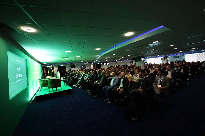 Qu&aacute; bế tắc, nh&agrave; v&ocirc; địch ch&acirc;u &Acirc;u m&ugrave;a trước phải đi tuyển cầu thủ online