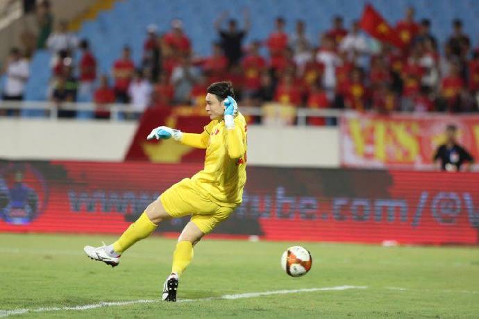 HLV Kim Sang Sik b&ecirc;nh vực Văn L&acirc;m sau sai lầm tai hại