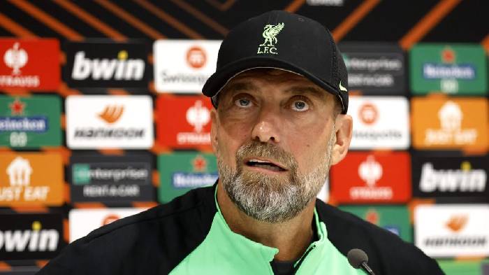 Klopp: 'T&ocirc;i gh&eacute;t l&agrave;m kh&aacute;ch ở SVĐ đ&oacute;, bầu kh&ocirc;ng kh&iacute; rất kh&oacute; chịu'