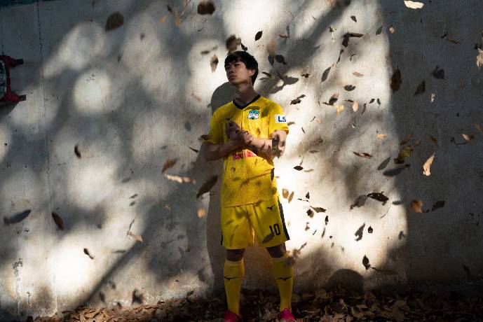 C&ocirc;ng Phượng đập tan tin đồn tới Nhật Bản bằng 'si&ecirc;u phẩm l&aacute; v&agrave;ng rơi'