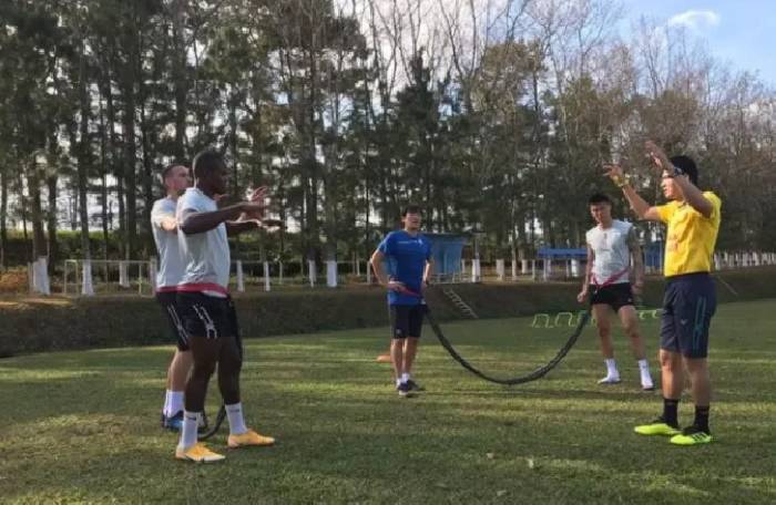 HLV Kiatisak cho ngoại binh HAGL chạy đua xuy&ecirc;n Tết