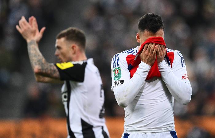 Arsenal tổn thất lớn sau thất bại trước Newcastle ở c&uacute;p Li&ecirc;n đo&agrave;n Anh