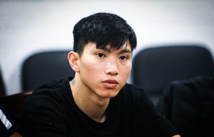 Văn Hậu rưng rưng nghe chuy&ecirc;n gia th&ocirc;ng b&aacute;o về t&igrave;nh trạng chấn thương