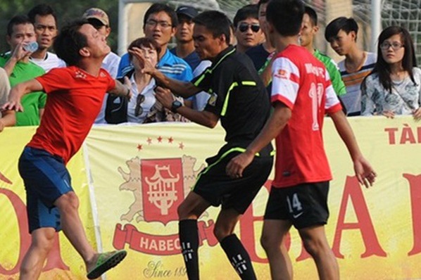 Những vụ đuổi đ&aacute;nh trọng t&agrave;i kinh điển ở V-League