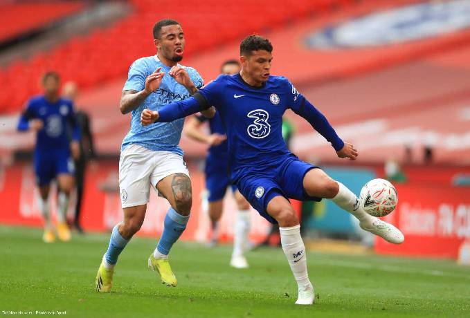 Chelsea v&agrave; Man City đưa ra y&ecirc;u cầu kh&oacute; tin với UEFA