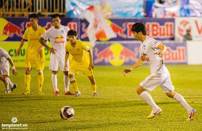 Danh s&aacute;ch treo gi&ograve; v&ograve;ng 13 V-League: C&ocirc;ng Phượng, Văn To&agrave;n chung 1 l&yacute; do