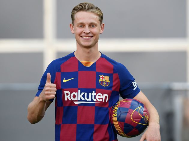 Frenkie de Jong đẹp trai h&uacute;t hồn trong ng&agrave;y ra mắt Barcelona