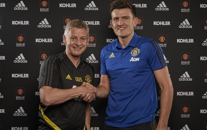 Harry Maguire kho&aacute;c &aacute;o số mấy tại MU?
