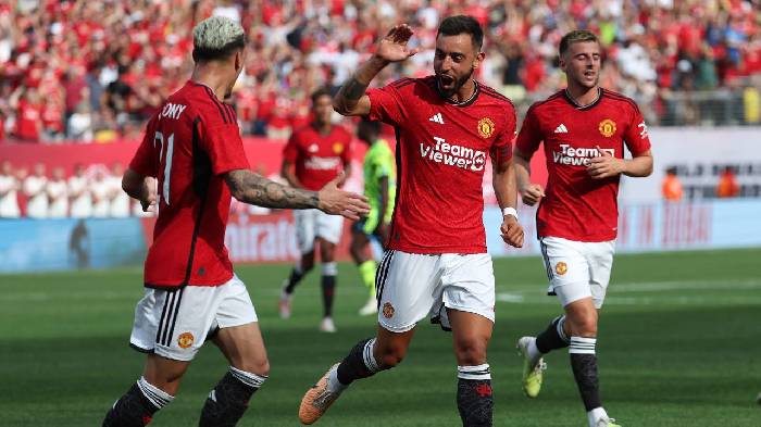 'Chỉ tr&iacute;ch l&uacute;c n&agrave;y thật ngớ ngẩn, cậu ấy chỉ mới c&oacute; v&agrave;i trận c&ugrave;ng M.U'