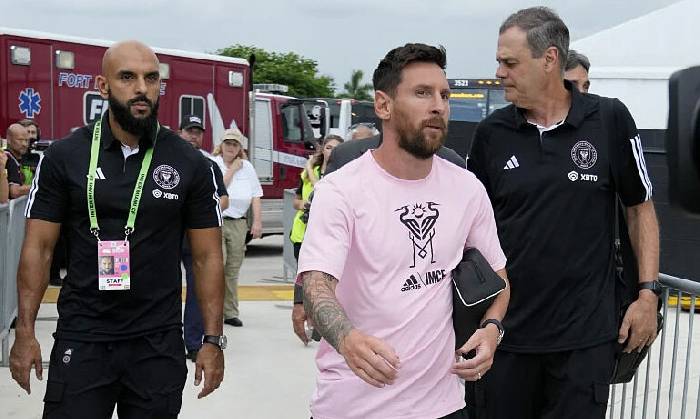 Nh&acirc;n vi&ecirc;n tạp vụ bị đuổi việc v&igrave; bỏ v&ecirc; c&ocirc;ng việc, đi 'đu idol' Messi
