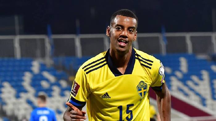 Alexander Isak vẫn chưa thể ra s&acirc;n sau 120 ng&agrave;y bị &lsquo;giam cầm&rsquo;