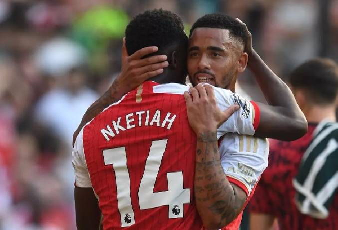 Ch&ecirc; Nketiah, Arsenal tranh 'con h&agrave;ng' 90 củ với Man United