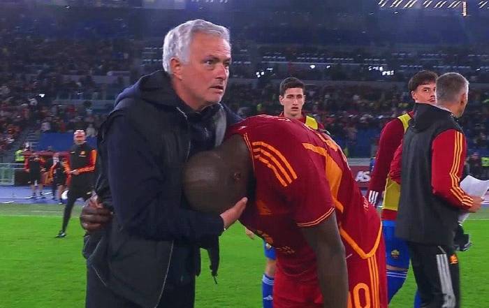 Mourinho n&oacute;i g&igrave; về nụ h&ocirc;n với Lukaku?