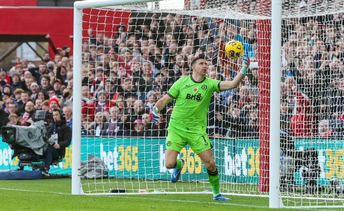 Thủ m&ocirc;n hay nhất thế giới th&igrave; cũng &lsquo;ăn h&agrave;nh&rsquo; ở Premier League