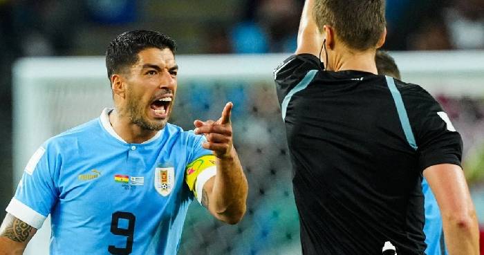 Luis Suarez c&aacute;o buộc FIFA chống lại Uruguay