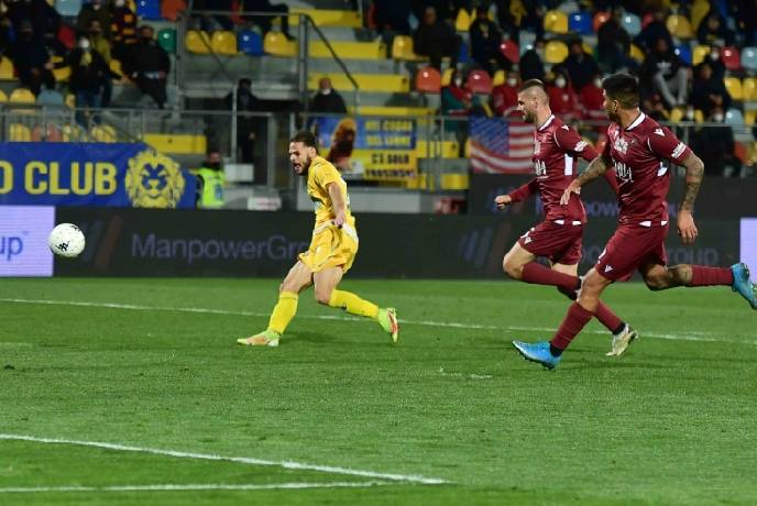 Soi k&egrave;o phạt g&oacute;c Reggina vs Frosinone, 21h ng&agrave;y 8/12