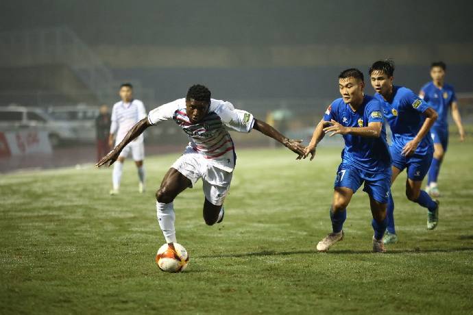 Kỷ luật nặng trọng t&agrave;i từ chối penalty cho SLNA