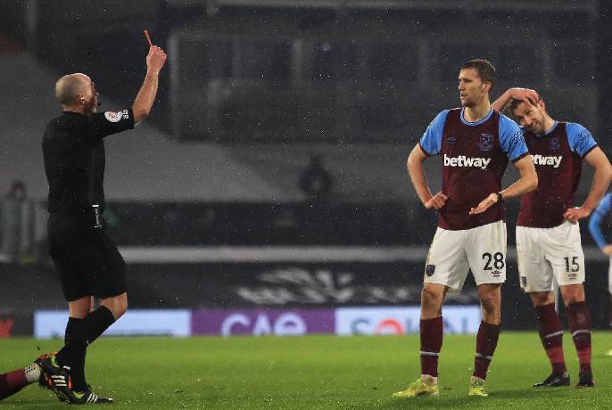 Trọng t&agrave;i Mike Dean bị chỉ tr&iacute;ch v&igrave; r&uacute;t thẻ đỏ 'kỳ lạ' ở Premier League