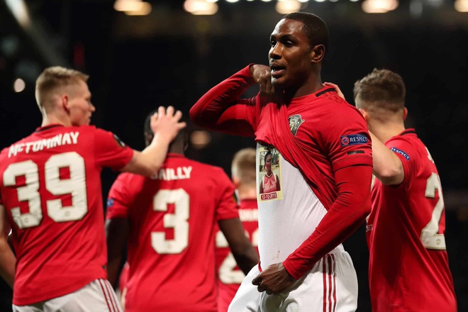 Ngoại hạng Anh ban bố t&igrave;nh huống khẩn cấp v&igrave; virus Covid-19