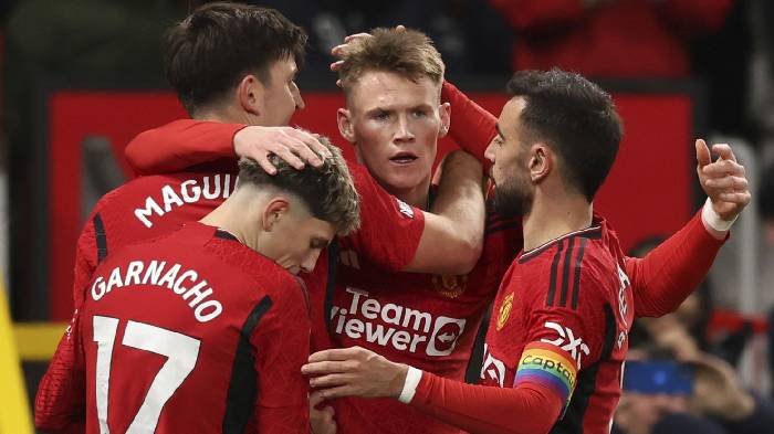 N&acirc;ng cấp h&agrave;ng thủ, Man United chốt 'người thừa' của Barcelona