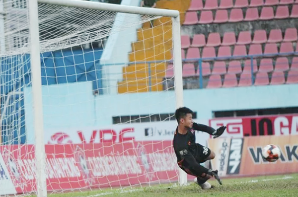 Văn Toản tiết lộ b&iacute; k&iacute;p thắng Văn To&agrave;n tr&ecirc;n chấm 11m