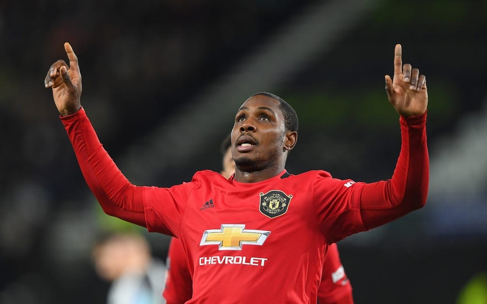 Odion Ighalo rơi v&agrave;o cảnh y hệt Văn Hậu ở MU
