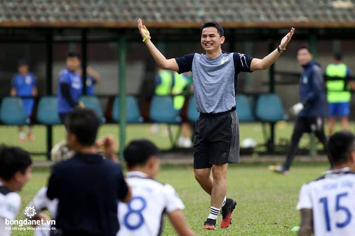 HLV Kiatisak giao 'b&agrave;i tập về nh&agrave;' cho cầu thủ HAGL