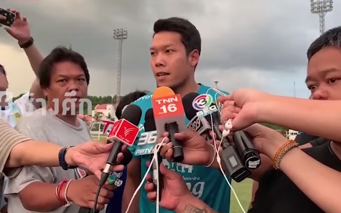 Thua Việt Nam, tội đồ Th&aacute;i Lan bị 'qu&acirc;y' tr&ecirc;n s&acirc;n tập