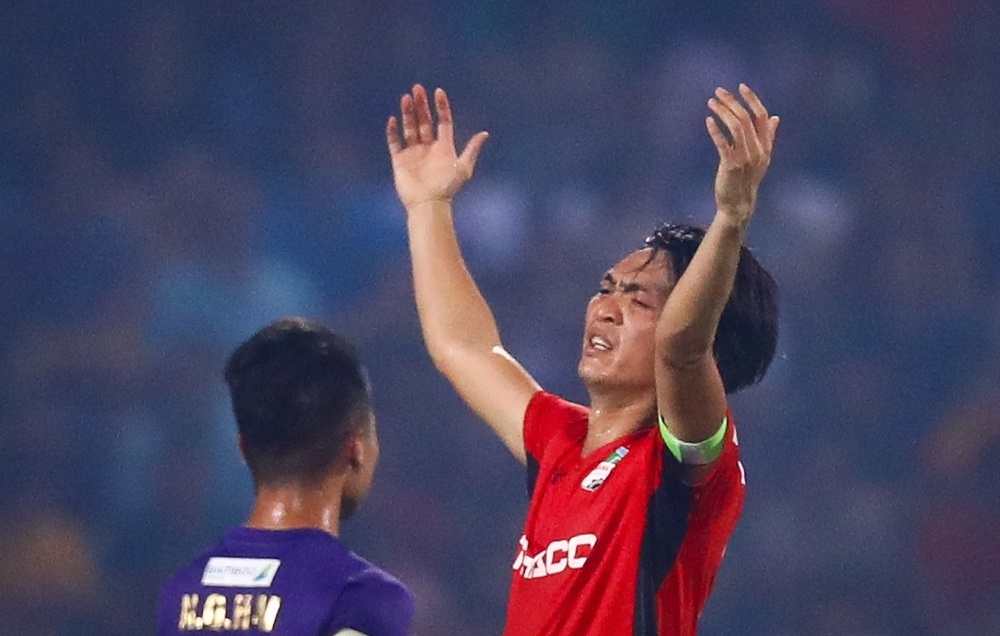 Tuấn Anh ch&aacute;n nản v&igrave; đồng đội kh&ocirc;ng nghe chỉ đạo