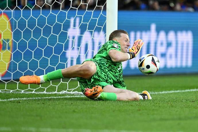 B&iacute; quyết bắt phạt đền tr&ecirc;n chai nước của thủ m&ocirc;n Pickford