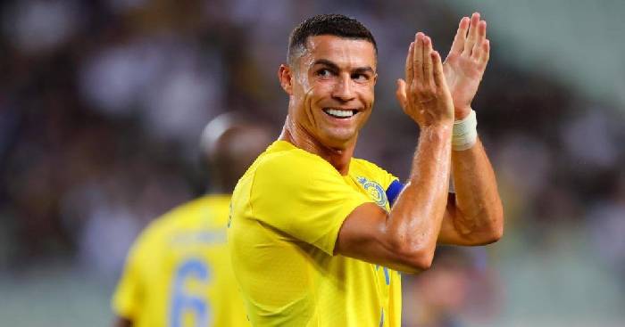 Ronaldo lập cột mốc phi thường, đến Messi cũng b&oacute; tay chịu thua
