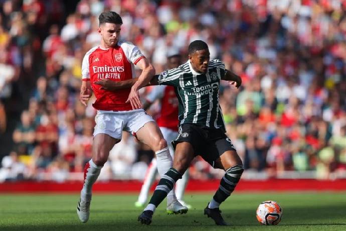 'Cậu ấy h&uacute;c bay g&atilde; hộ ph&aacute;p Arsenal, trong khi Martial chỉ kh&oacute;c nh&egrave;'