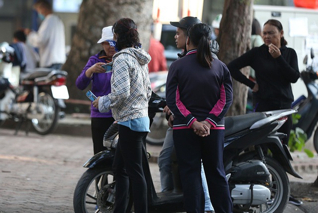 Gi&aacute; v&eacute; chợ đen trước trận Việt Nam vs Malaysia: Tăng gấp 5 lần